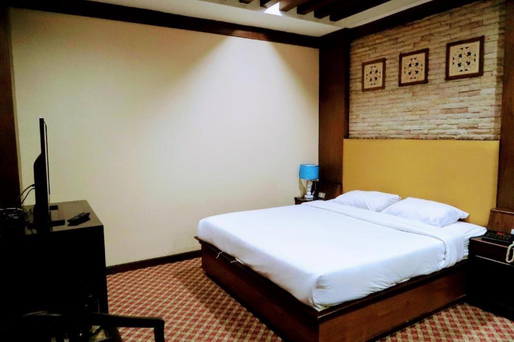 The Rich Hotel Nonthaburi Exteriör bild