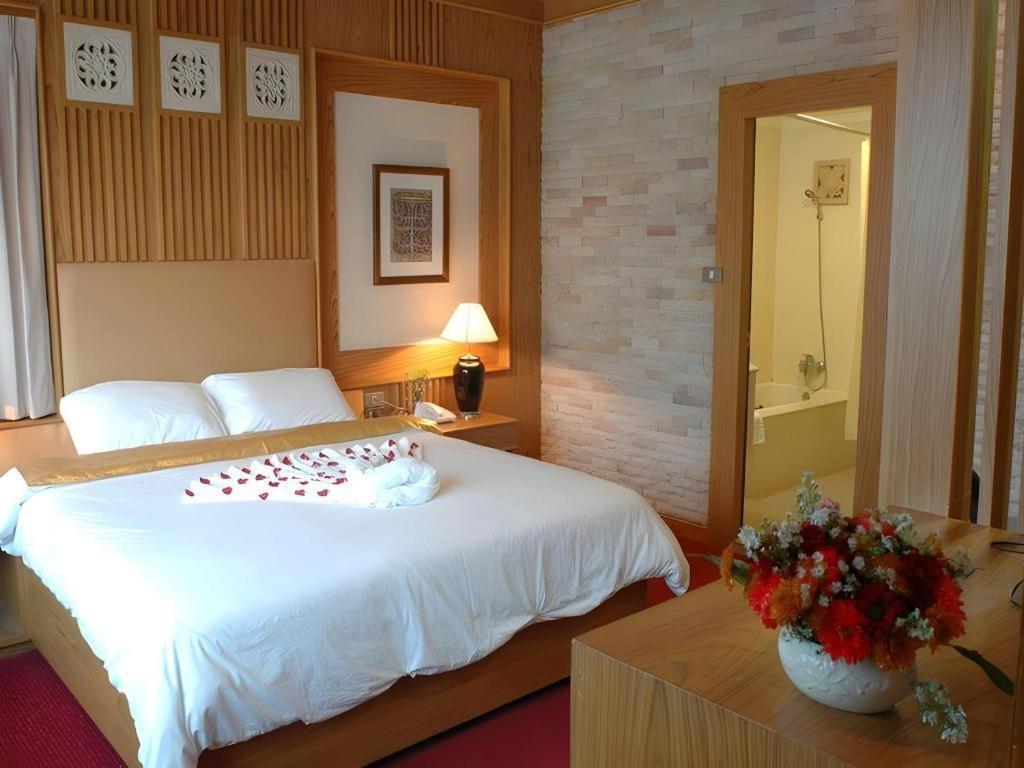 The Rich Hotel Nonthaburi Exteriör bild