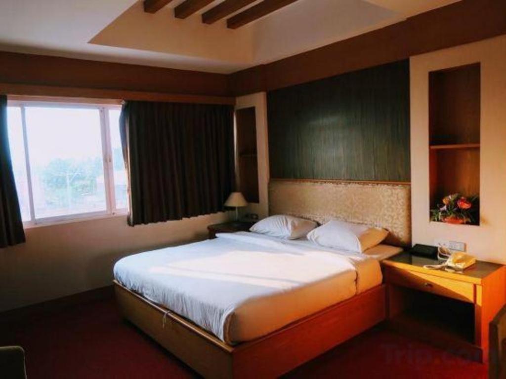 The Rich Hotel Nonthaburi Exteriör bild