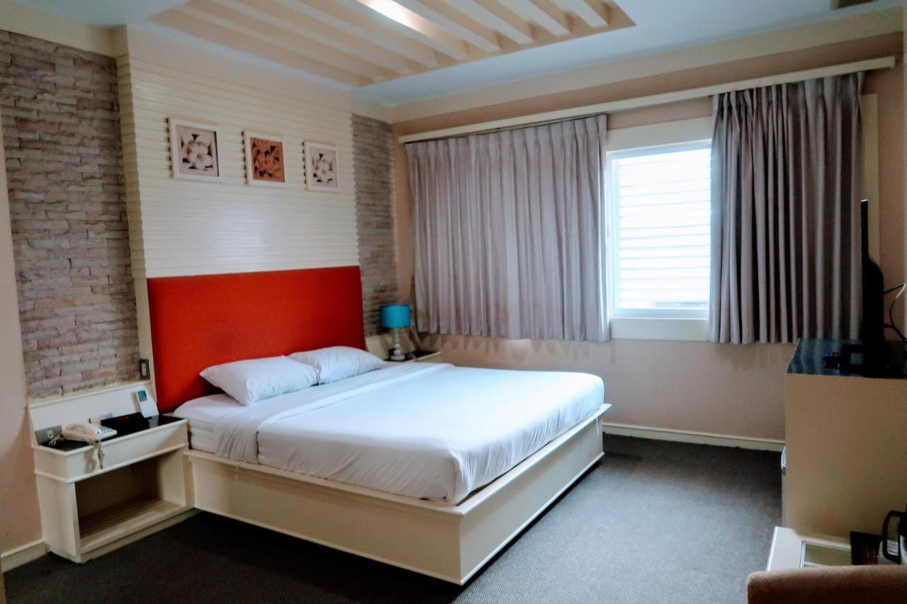 The Rich Hotel Nonthaburi Exteriör bild