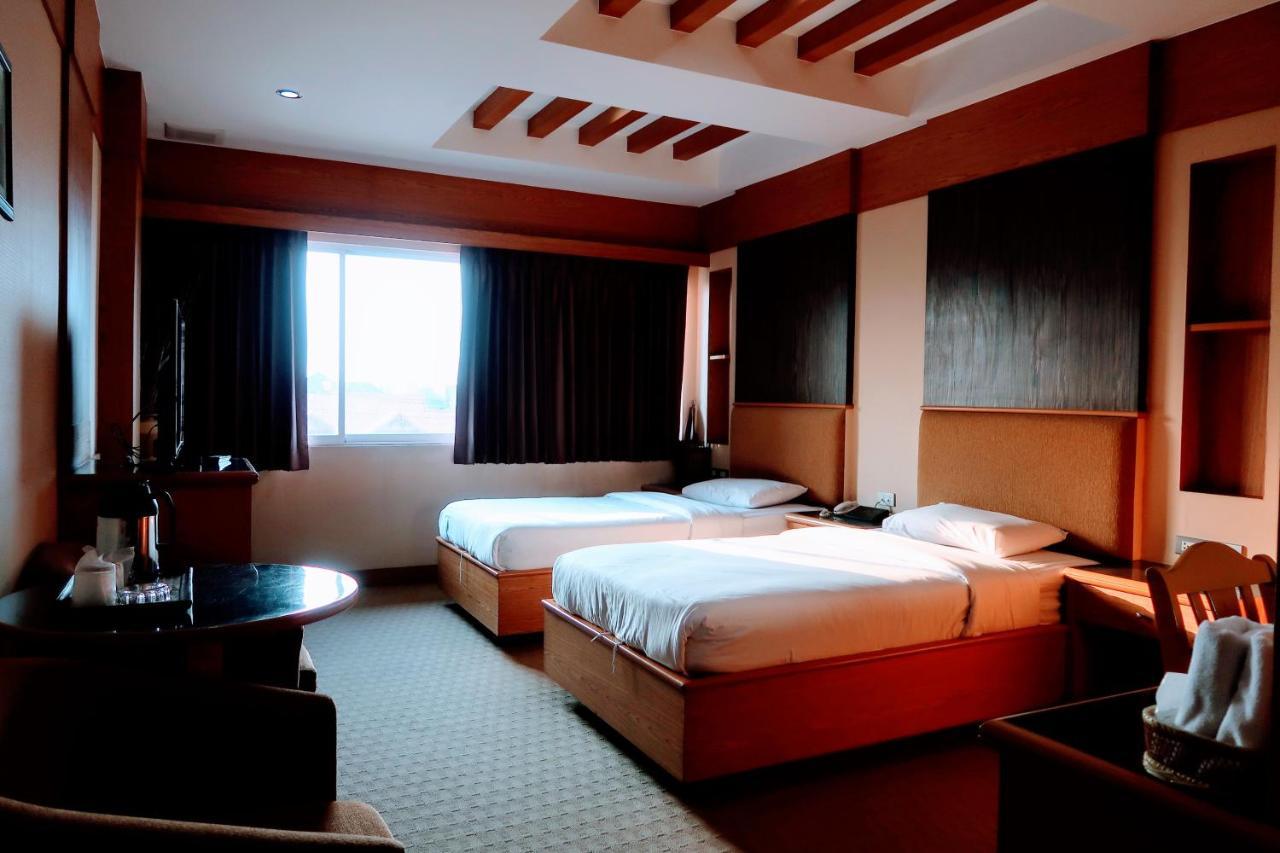 The Rich Hotel Nonthaburi Exteriör bild