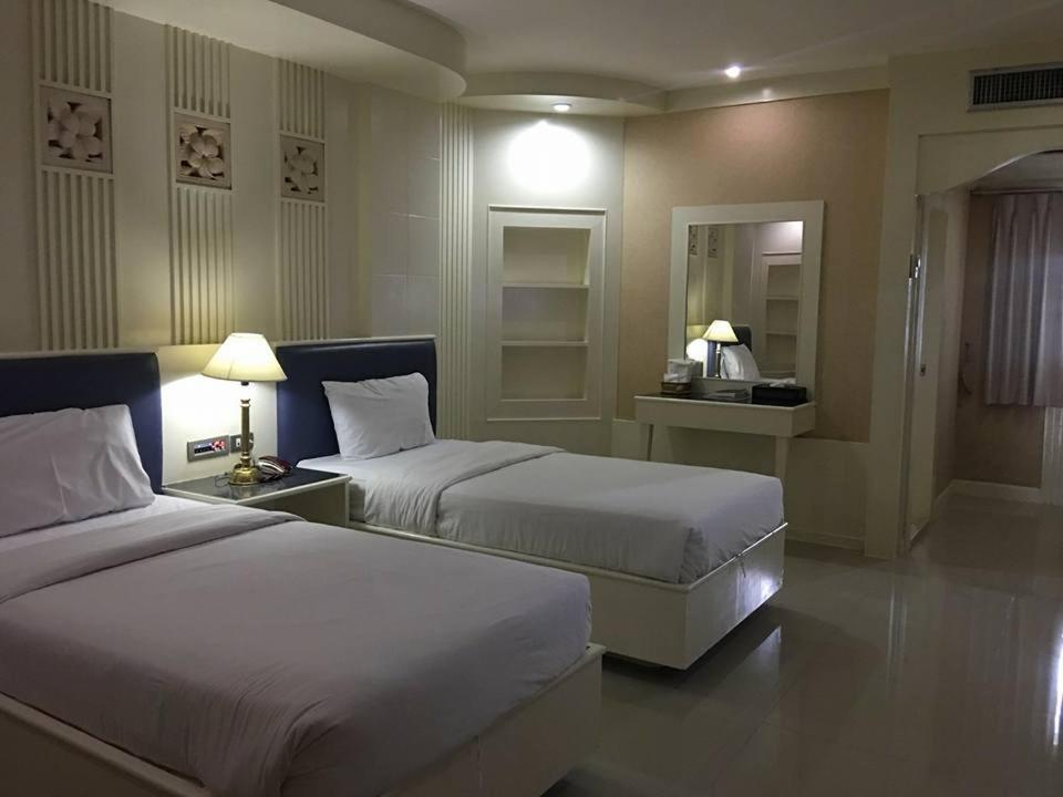 The Rich Hotel Nonthaburi Exteriör bild